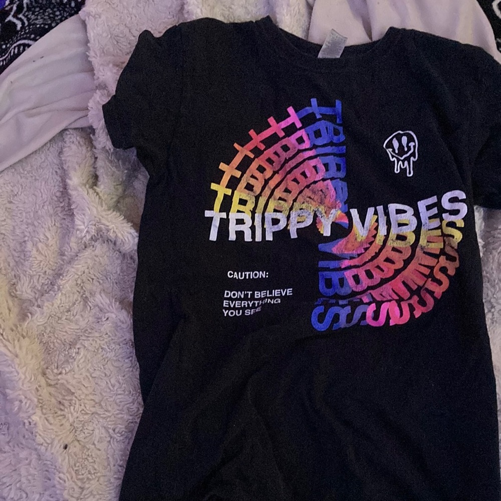 Cute black Trippy shirt lol I think this shirt is really cute to be honest<33